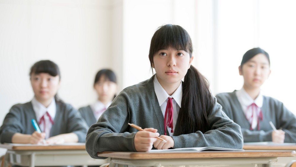 勉強する女子高生