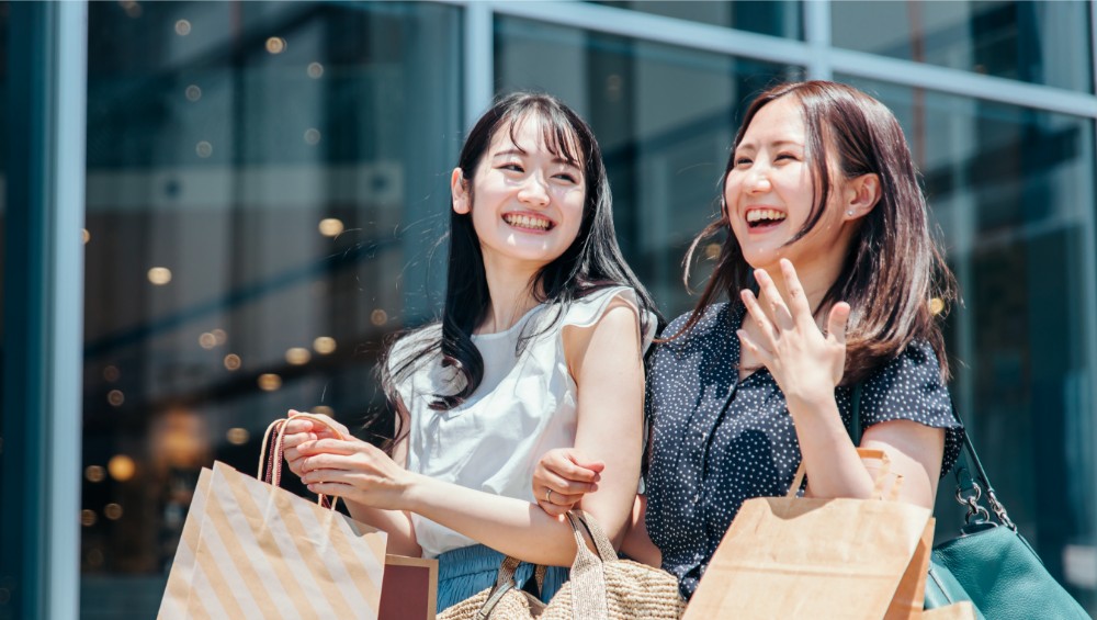 女性2人が買い物をしている様子