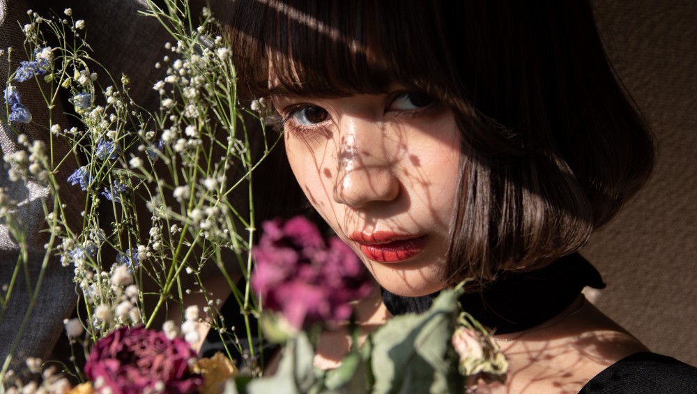 花を持った女性