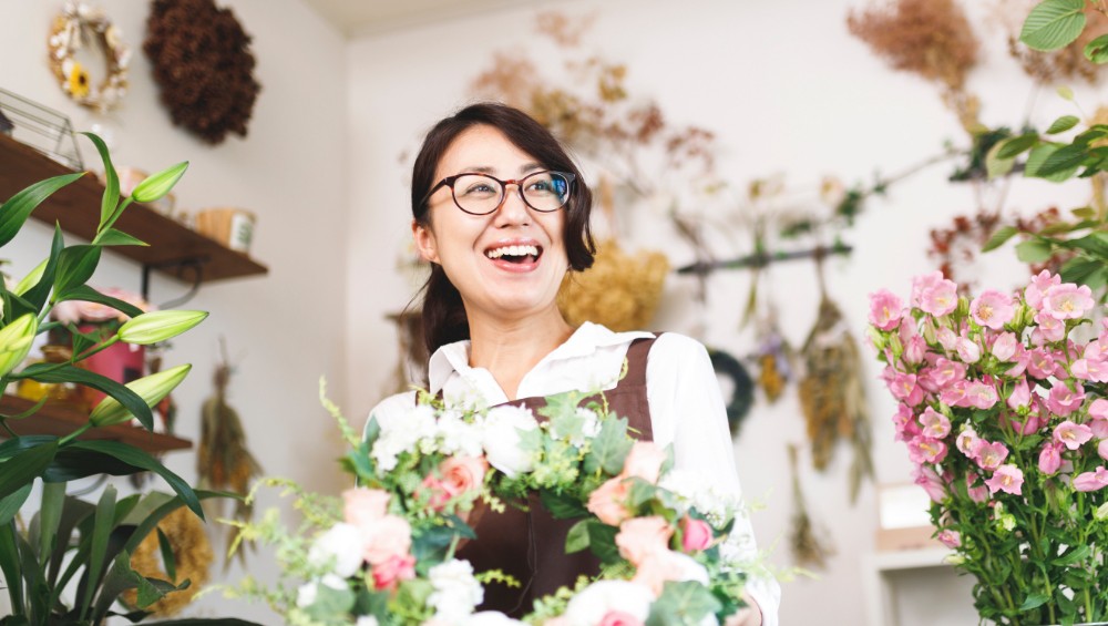 花屋で働く女性