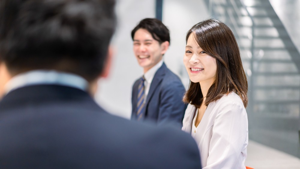 会議の進行をする若いビジネスウーマン